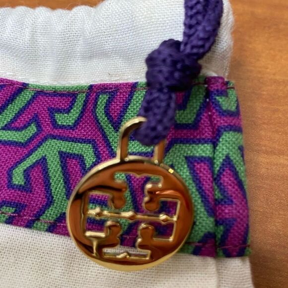 TORY BURCH Dust Bag Drawstring 13" x 19"  NWOT hanging signature gold charm - Picture 3 of 5